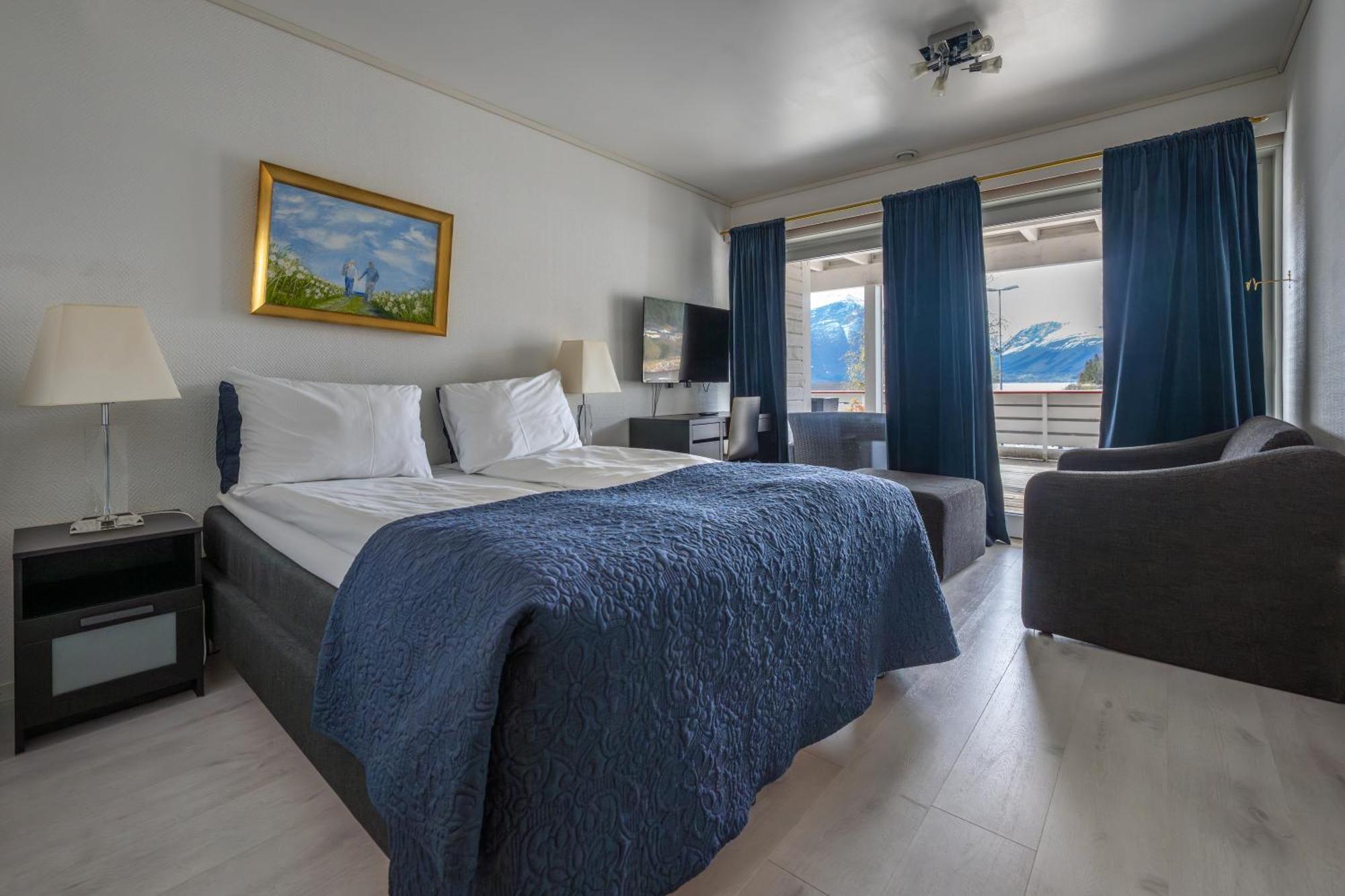 Sunde Fjord Hotel, Free And Easy Parking Hotel Solavagen